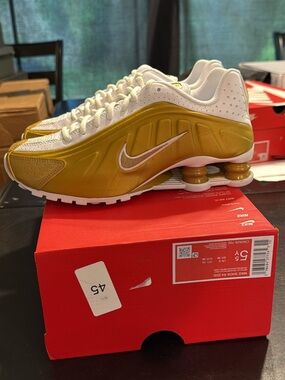 Brand new Nike Shox R4 (GS) metallic Gold size 5.5y/7 women no lid
